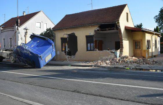 Kamionom porušio pola kuće: Sletio s ceste jer je vozio brzo