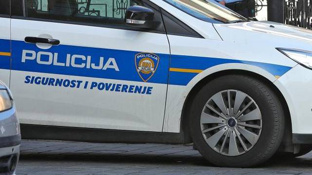 Zagreb: Jedna osoba ozlijeđena nakon što se automobil zaletio u zid trgovine