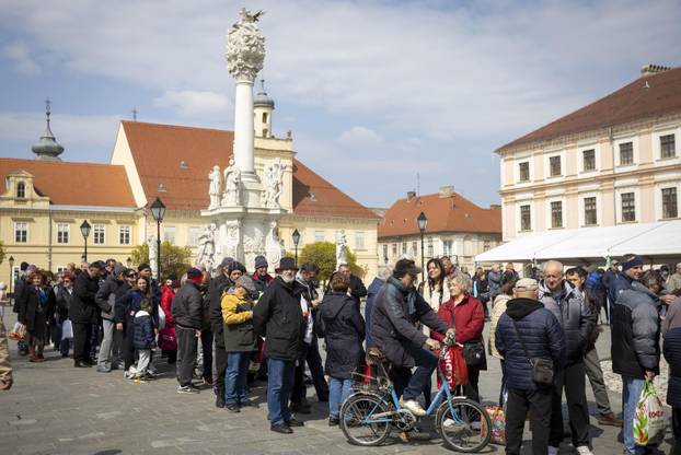 Osijek: Tradicionalna podjela blagdanskog fiš paprikaša na Trgu Svetog Trojstva