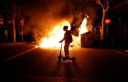 Prosvjed u Kataloniji ne staje, zapalili su i automobile na ulici