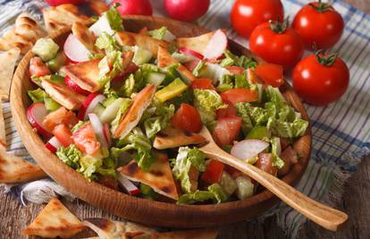 Napravite libanonsku salatu: ukusni Fattoush s rotkvicama