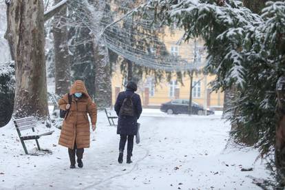 FOTO Idilične scene iz Osijeka: Prvi snijeg je zabijelio ulice