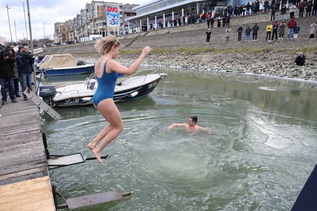 Osijek: Zimsko kupanje u hladnoj rijeci Dravi na Silvestrovo