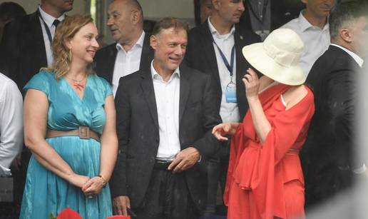 Gđa. Milanović izbacila ramena u crvenoj, a gđa. Jandroković pokisla do kože u plavoj kreaciji