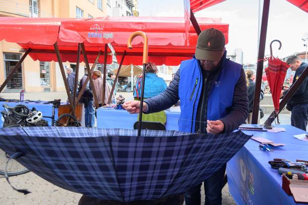 Zagreb: U okviru akcije "Majstori održivosti - sačuvaj, ne bacaj!" povodom Dana planeta Zemlje, obrtnici besplatno popravljali stvari