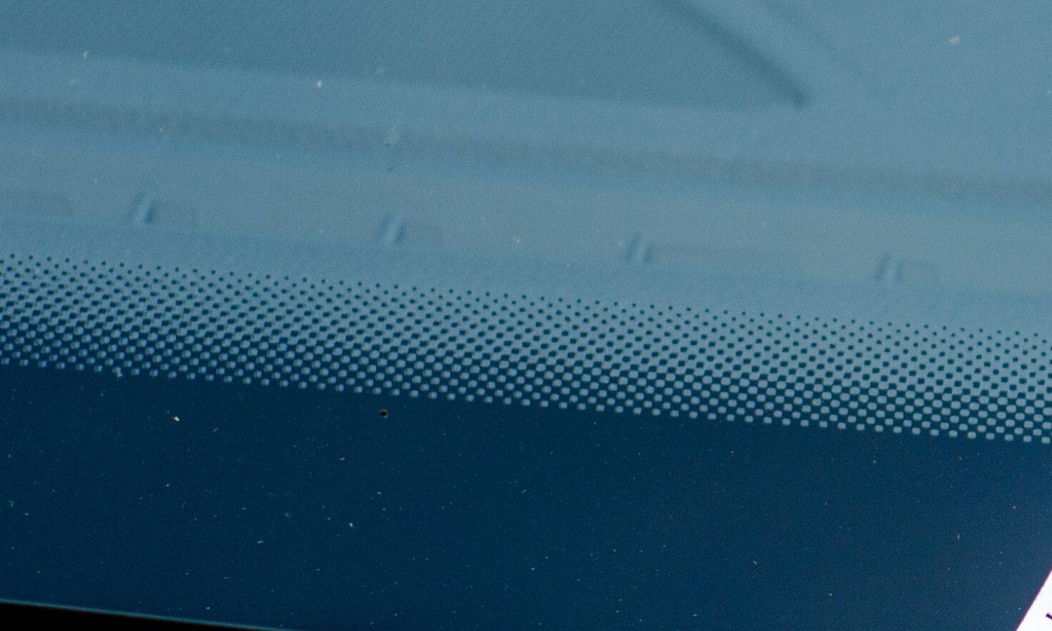 Znate li čemu služe ove crne točkice na staklu vašeg auta?