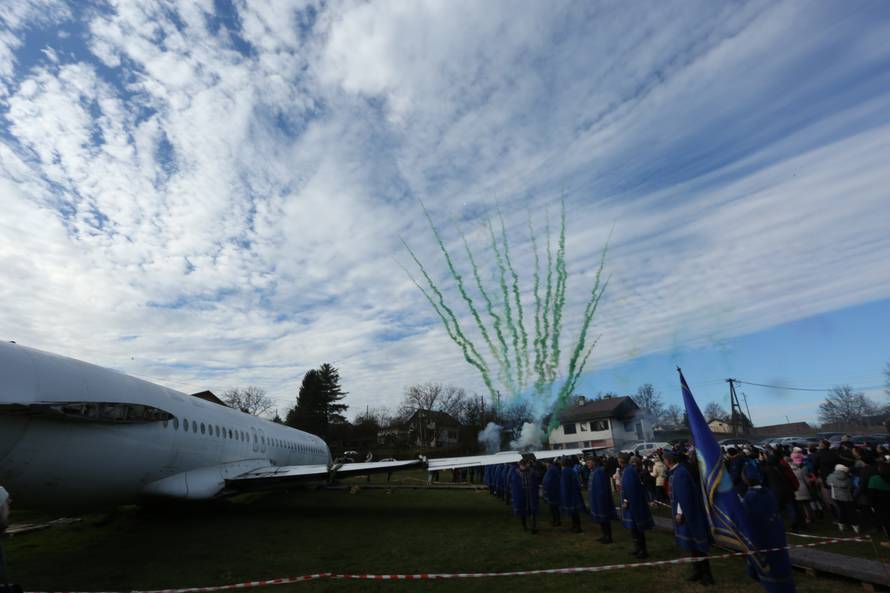 Doček u party avionu: Uz ples i vatromet  'uletjeli' su u Novu...