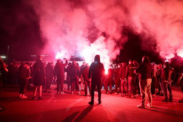 Zagreb: Navijači Dinama dočekali igrače ispred stadiona u Makisimiru nakon pobjede u derbiju protiv Hajduka
