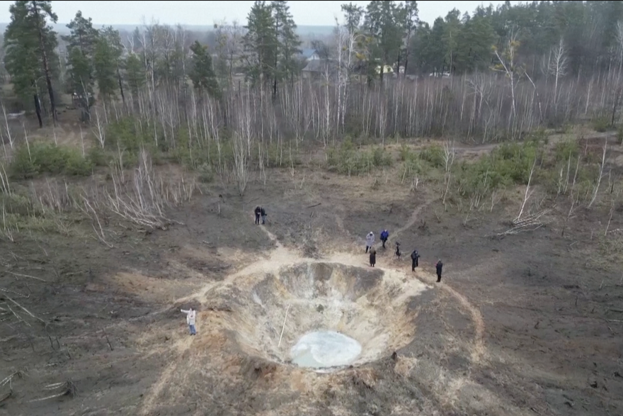 Snimka dronom, krater u Kijevu nakon ruskog napada