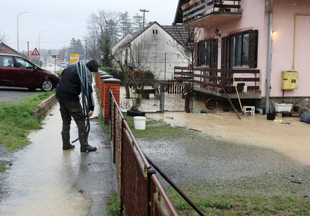 Poplava u Orahovici, voda prijeti kućama
