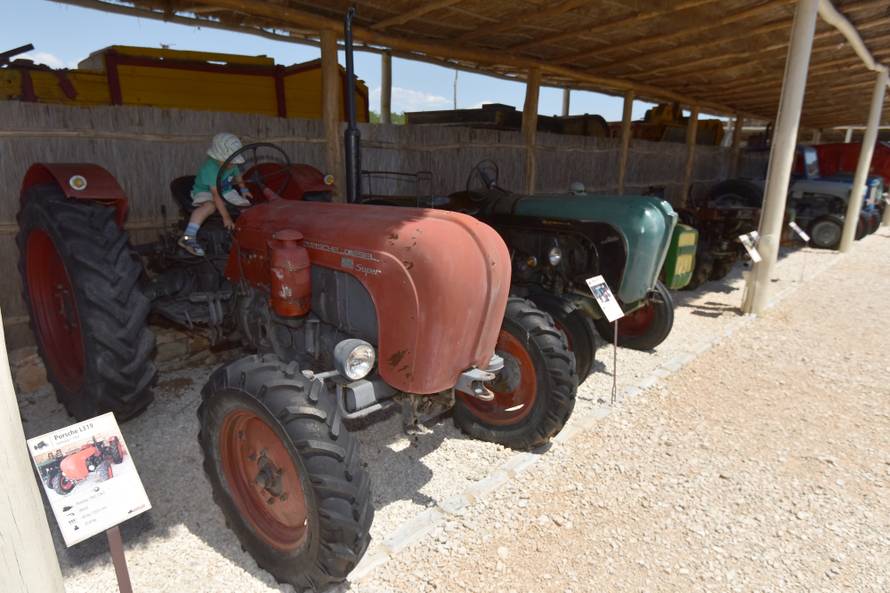 Silvio je naš kralj traktora: U kolekciji ima Ferrari, Porsche...