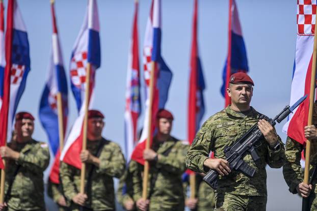 Velika Gorica: Uvježbavanje pješačkih postroja Hrvatske vojske za svečani vojni mimohod