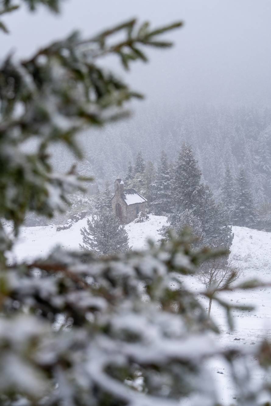 Zavižan: Snijeg pao u Nacionalnom parku Sjeverni Velebit
