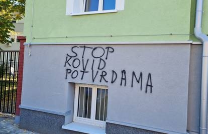 Vandali išarali zgradu brodske bolnice: 'Stop covid potvrdama'