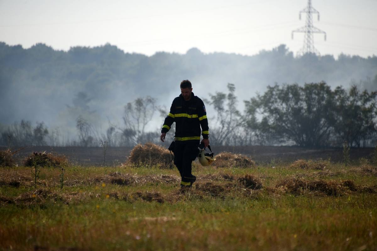 Kanaderima lokalizirali požar u Balama: Izgorjelo preko deset hektara trave i niskog raslinja