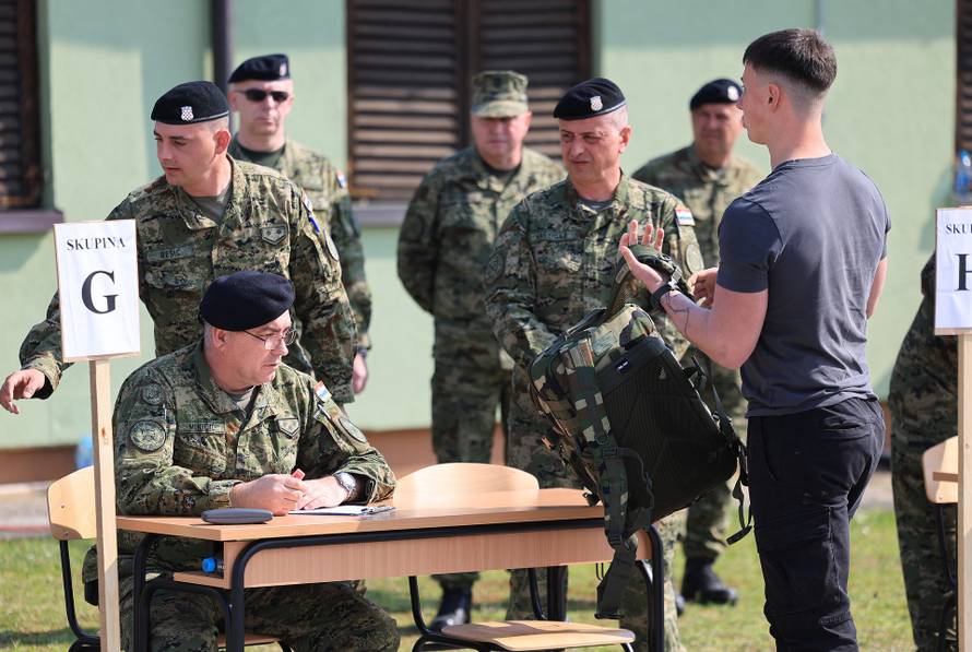 Ministar Anušić i general Kundid na prvom danu TVO-a na Slunju