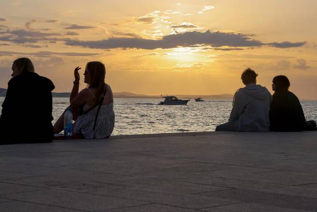 Zadar: Turisti uživaju u zalasku sunca