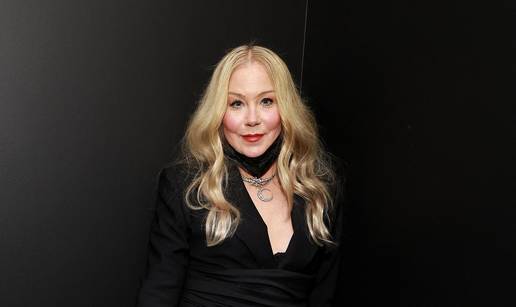 Christina Applegate pojavila se na crvenom tepihu, cijelu večer se koristila štapom za hodanje