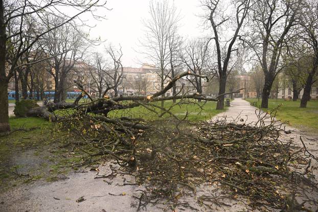 Zagreb: Olujni vjetar rušio bicikle i skele 