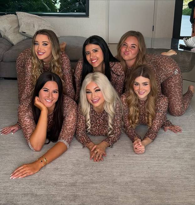 FOTO Poze koje izluđuju fanove: Svojom fleksibilnošću mjesečno zarađuje i do 130.000 eura