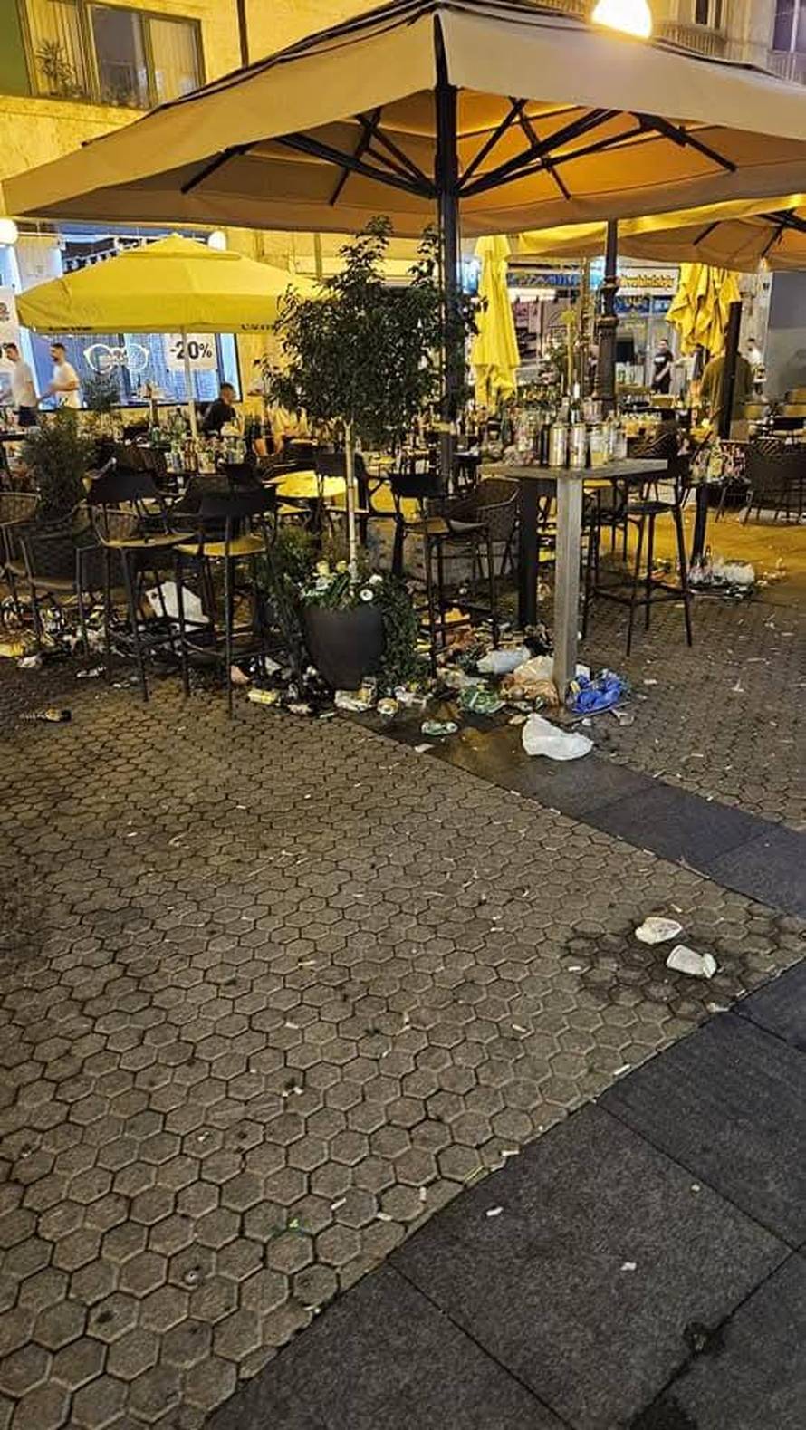 Tužne slike centra Zagreba uoči Thompsonova koncerta: 'Ovako se voli Hrvatska, dom? Grozno'
