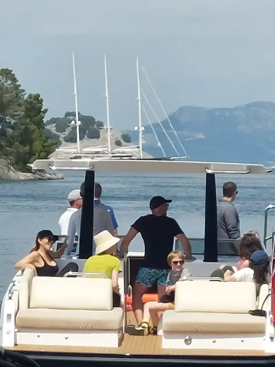 Bizarno! Nedavno objavili da se razilaze, a sad su Bloom i Perry na luksuznoj jahti s Bezosom?!