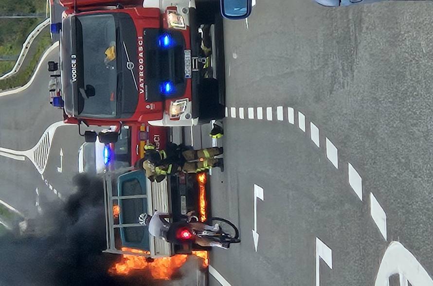 Dramatične scene iz Vodica: Auto se zapalio na obilaznici!