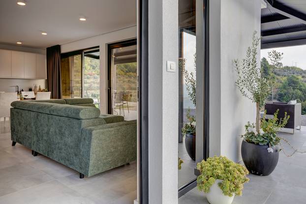 Ova istarska ljepotica među 1000 maslina ima pogled na jezero koji obara s nogu