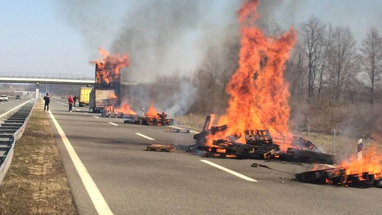 Palete se zapalile na kamionu, u plamenu ih bacali na cestu