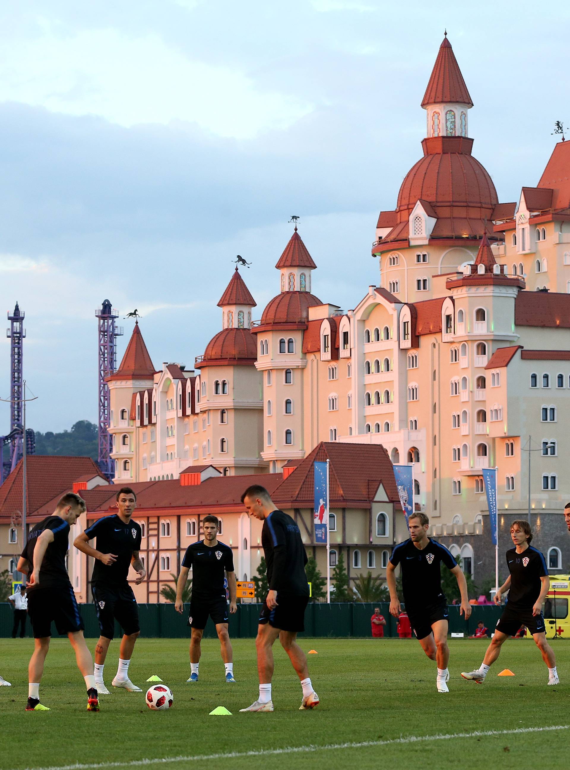 Kiša preselila trening Vatrenih na prekrasan manji travnjak...