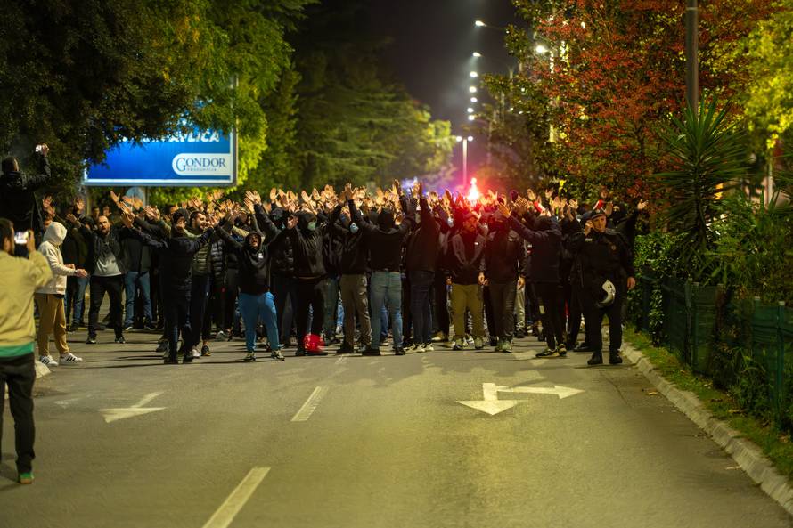 Podgorica: Stotine građana prosvjeduje ispred zgrade Vlade Crne Gore nakon ranjavanja mladića iz Podgorice u incidentu za koji su osumnjičeni državljani Turske i Azerbejdžana