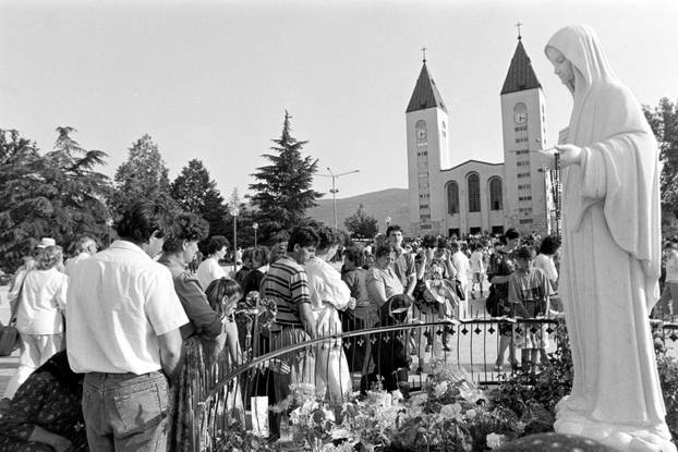 Brojni vjernici na obilježavanju 10. godišnjice ukazanja u Međurgorju, 25.6.1991.