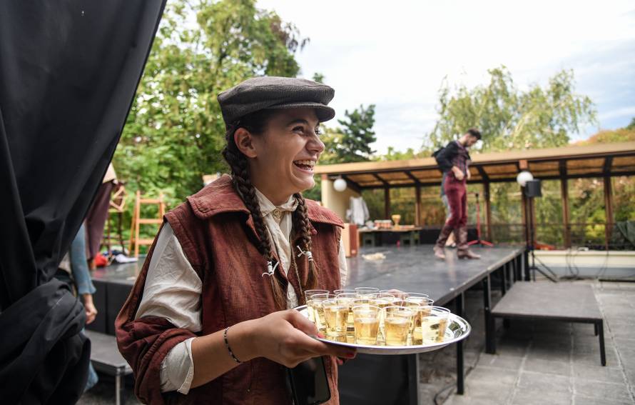 Zagreb: Predstava "Ubu Ovo Ono" u parku Ribnjak