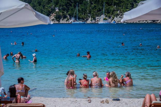 Gužva na splitskoj plaži Kasjuni podno Marjana