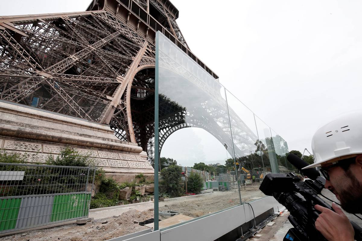 Zaštita od napada: Eiffelov toranj okružit će staklo i beton