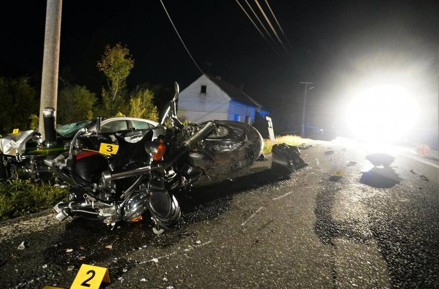 Motorist (49) i supruga (42) na mjestu ostali mrtvi nakon što su naletjeli na srnu i udarili u auto