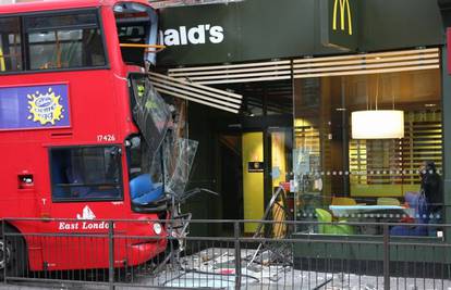 Double-deckerom uletio u McDonald'sov restoran 