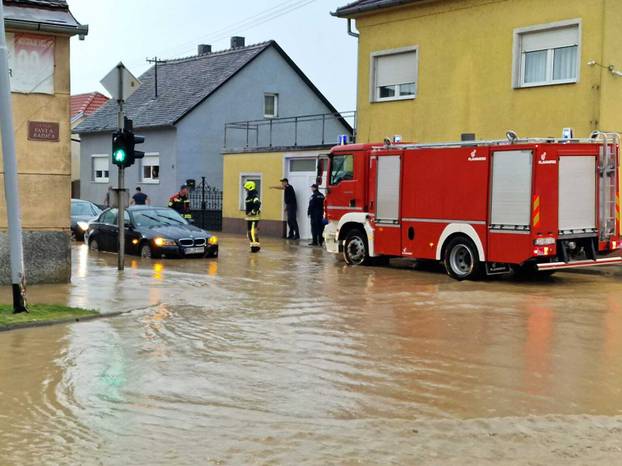 FOTO Požeški vatrogasci spasili su staricu iz automobila u vodi