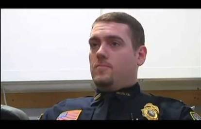 Beba u kolicima krenula prema autocesti, spasio je policajac 