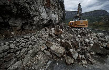 FOTO Odron kamenja kod Omiša uznemirio stanovnike, popodne jedna traka otvorena za promet