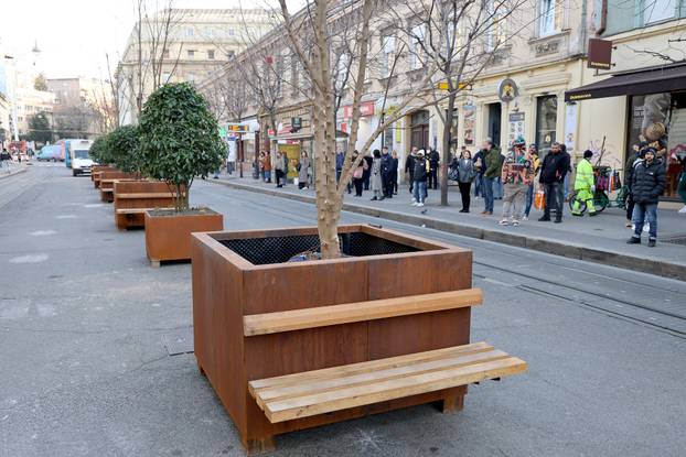 Zagreb: U Draškovićevoj ulici postavljene nove žardinjere s klupicama