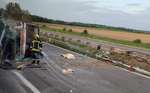 GALERIJA Stravični prizori s A3: Počelo izvlačenje prevrnutog busa. Auto potpuno smrskan