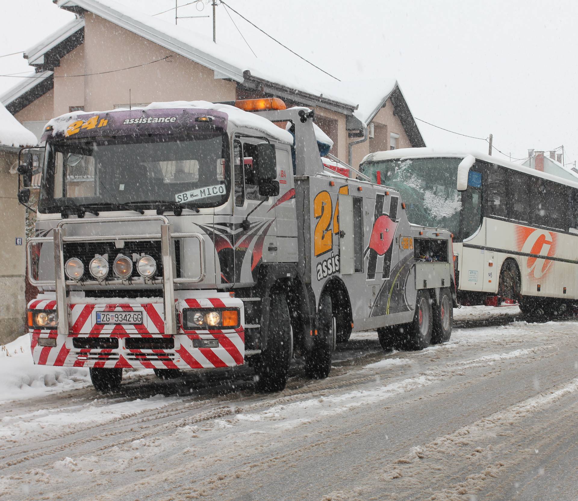 Bio pun vojnika: Bus se sudario s kamionom pa se zabio u kuću