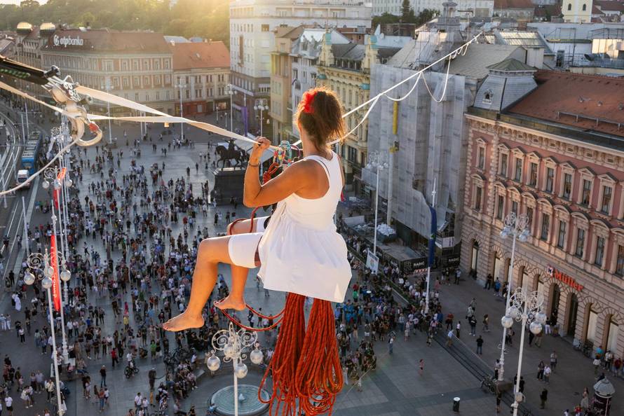 Zagreb: Antonia Gašparov hodom na žici privukla poglede prolaznika