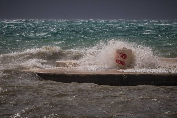 Split: Orkansko jugo potopilo rivu te stvaralo probleme u pomorskom prijevozu