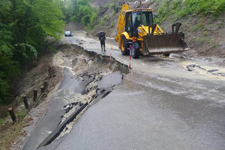 Ne prestaje padati kiša: Rijeka Una se izlila na više lokacija...