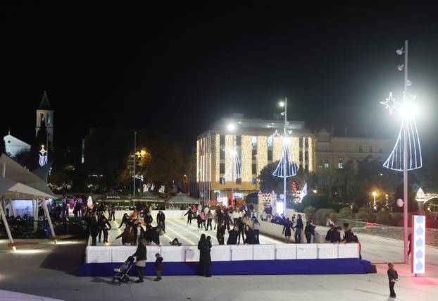 Šibenik: Šibenska Adventura zapo?ela koncertom Parnog valjka u perivoju Roberta Visianija