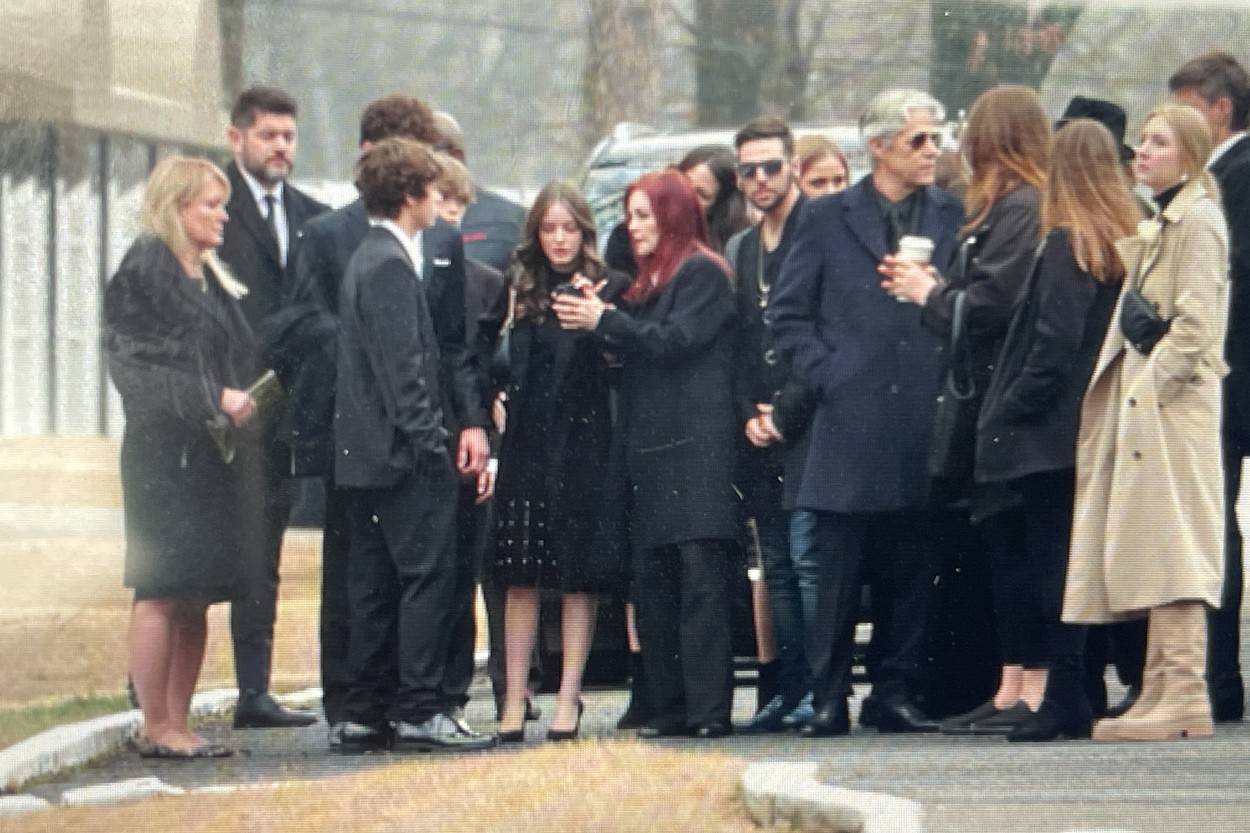 *PREMIUM-EXCLUSIVE* Priscilla Presley leads her family to daughter Lisa Marie Presley’s memorial service at Graceland