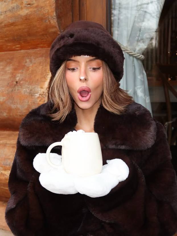 FOTO Fatalna brineta zapalila internet! U izazovnom izdanju otkrila je svoju 'malu tajnu'