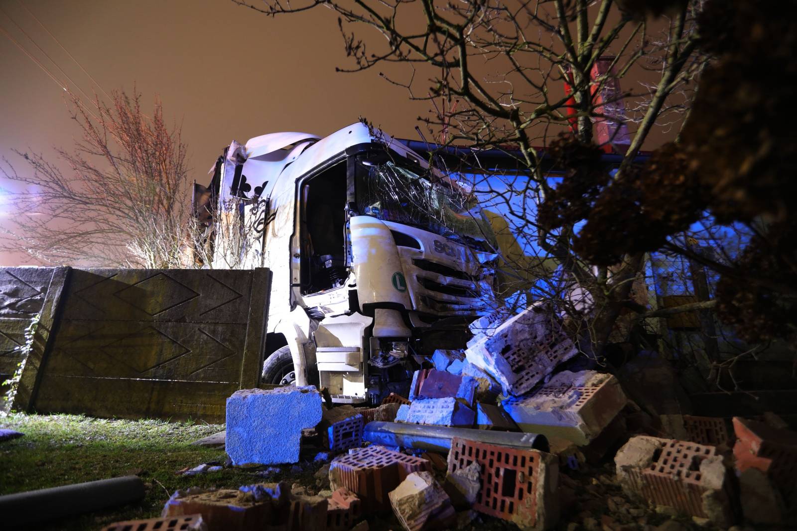 Mursko Središće: Vozač kamiona sletio s ceste i zabio se i obiteljsku kuću